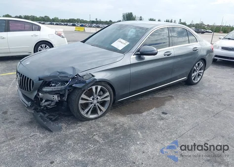 2017 Mercedes-Benz C 300 z USA, uszkodzony, nr VIN 55SWF4JB5HU189000